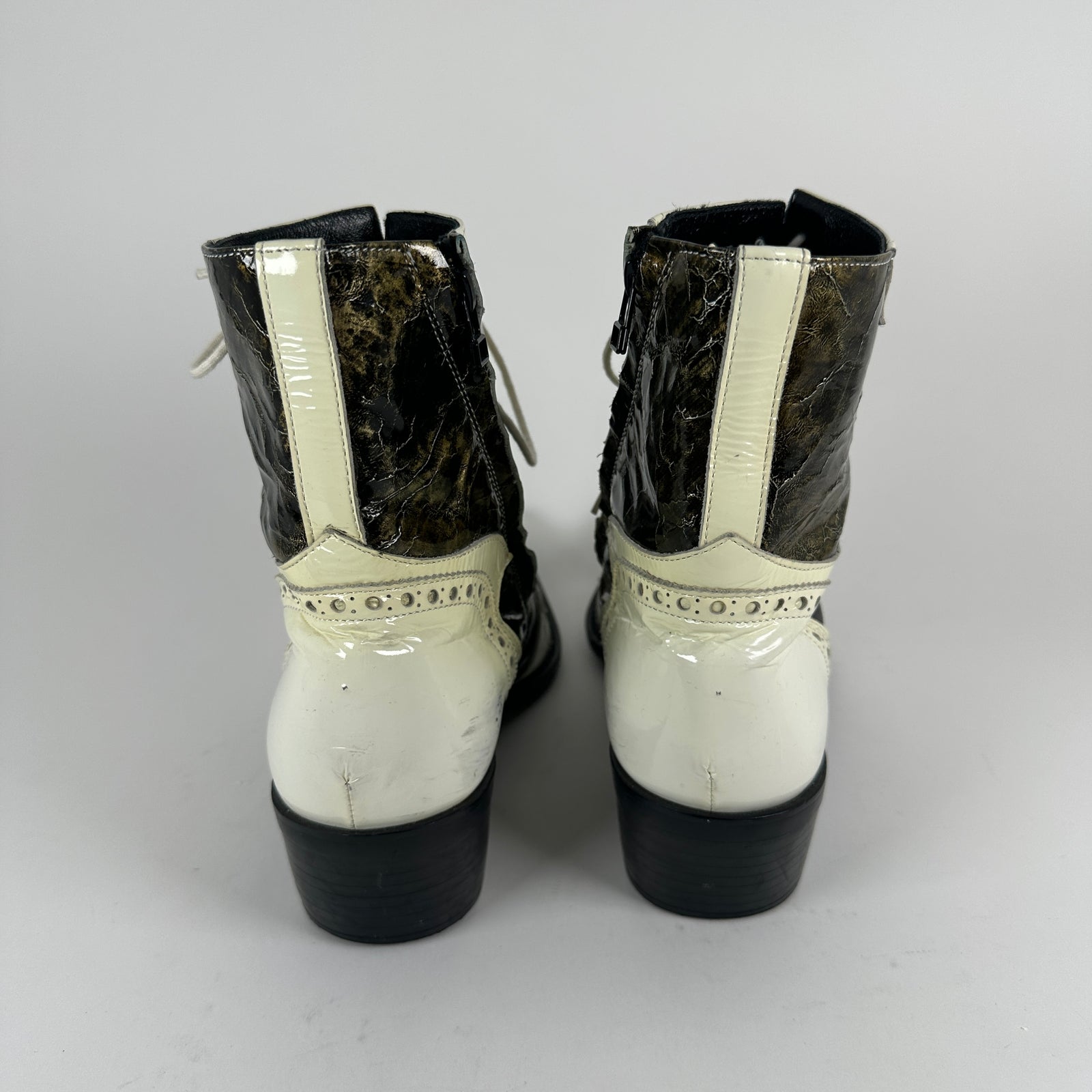 5351 Pour Les Hommes Cut-Out White Patent Leather Pointed Boots Size 7