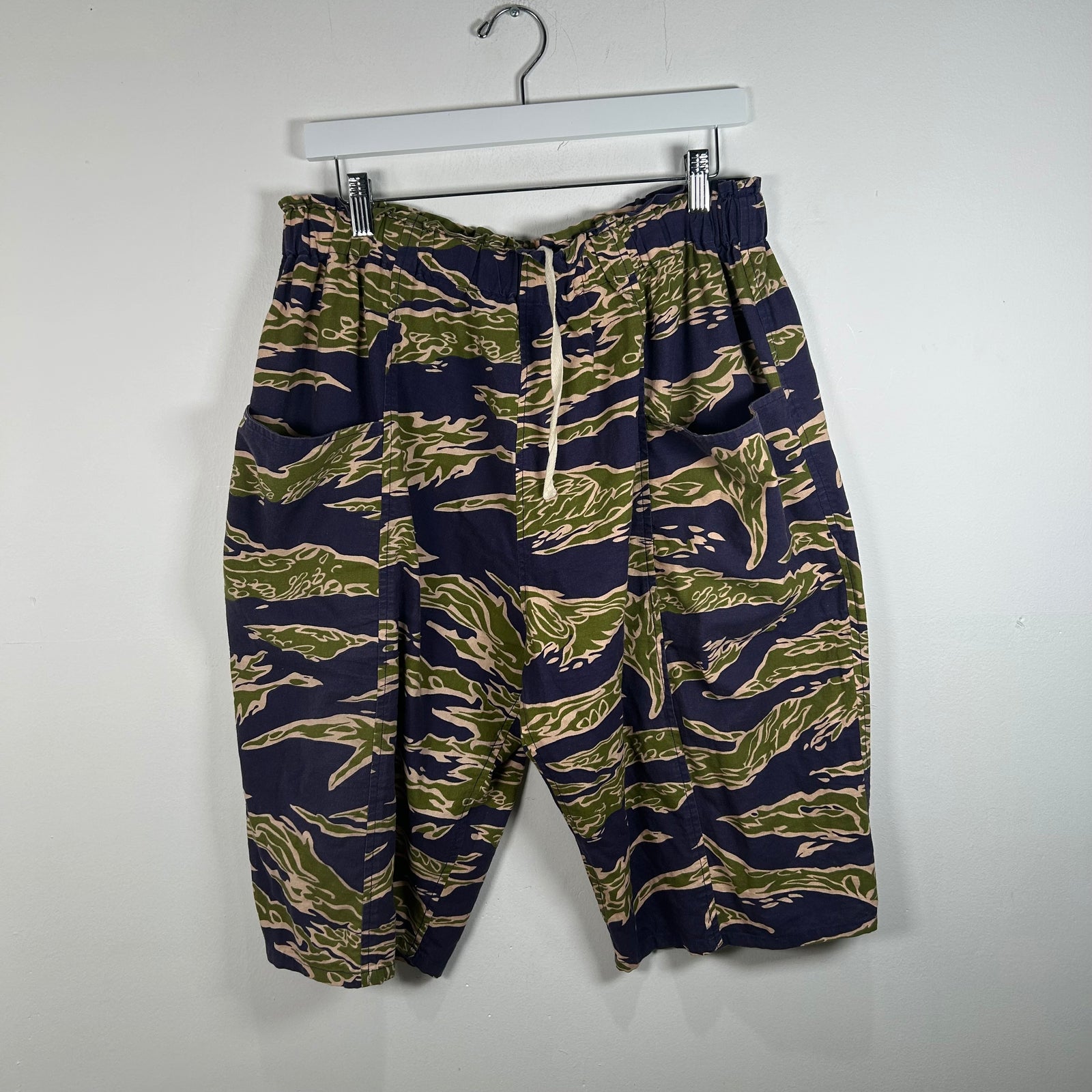 South2 West8 Camo Shorts Size L