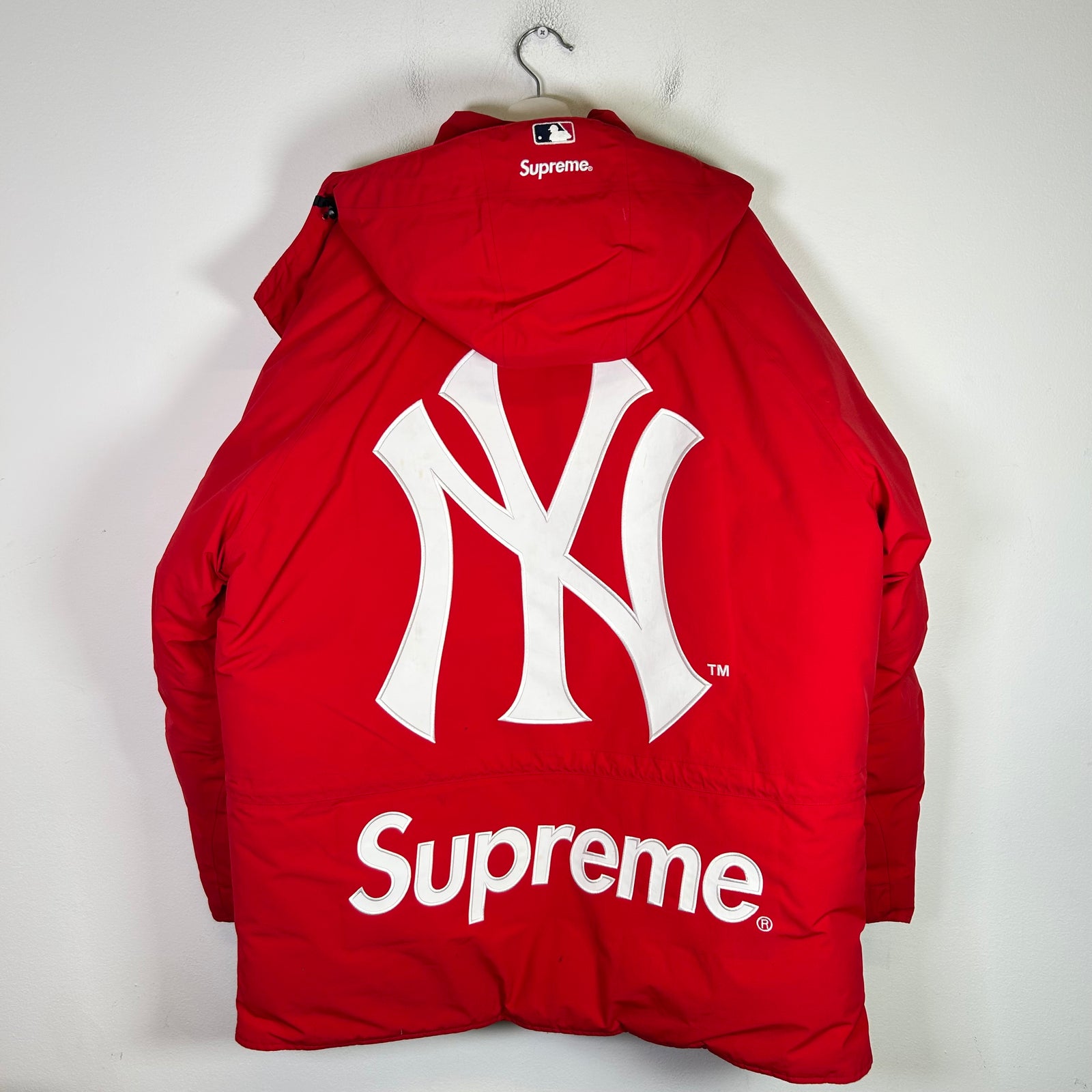 Supreme New York Yankees Gore-Tex 700 Down Fill Puffer Jacket