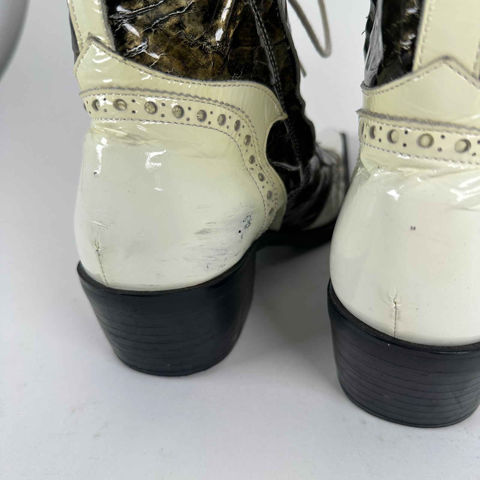 5351 Pour Les Hommes Cut-Out White Patent Leather Pointed Boots Size 7