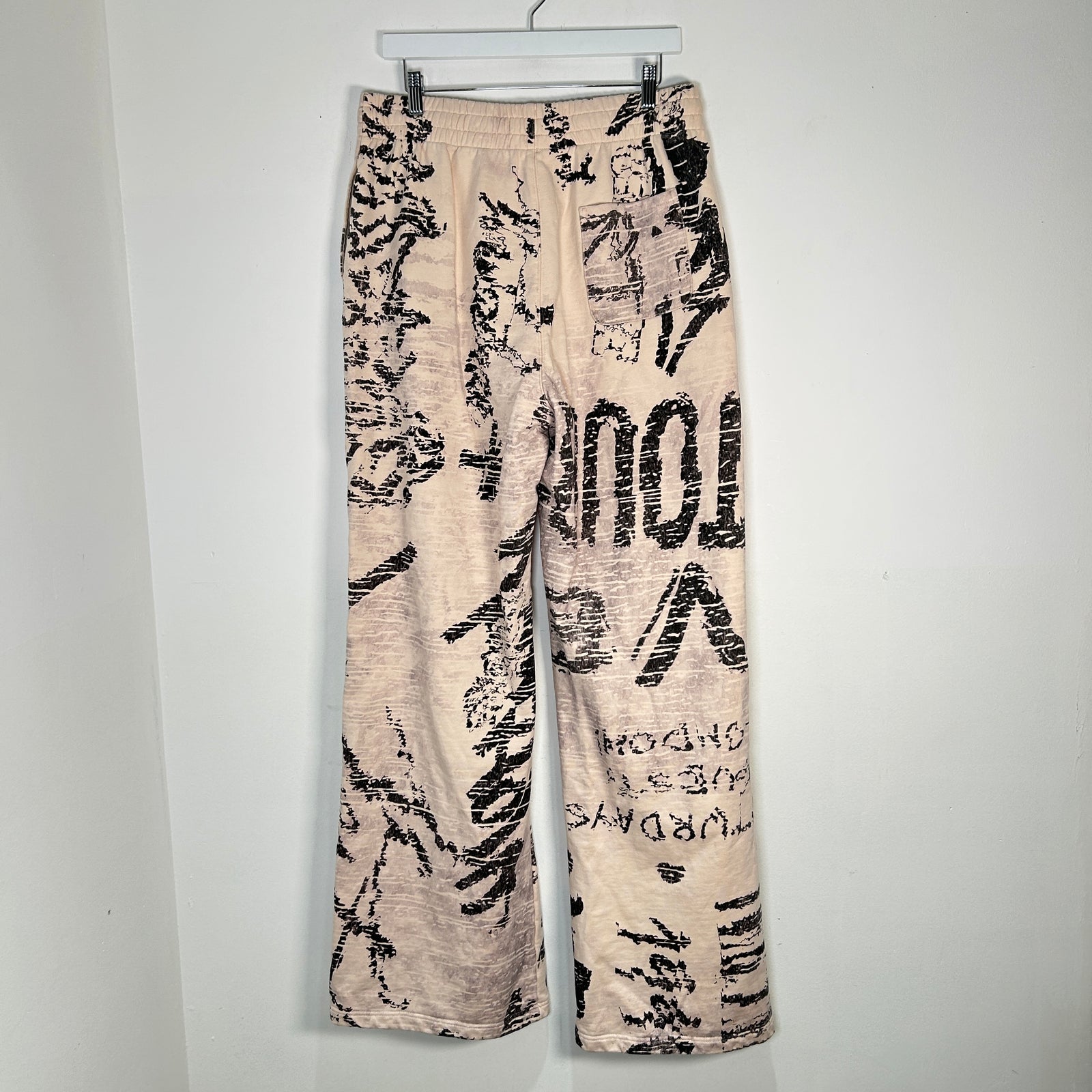 Vertabrae Graffiti Ivory Logo Sweatpants Size XL