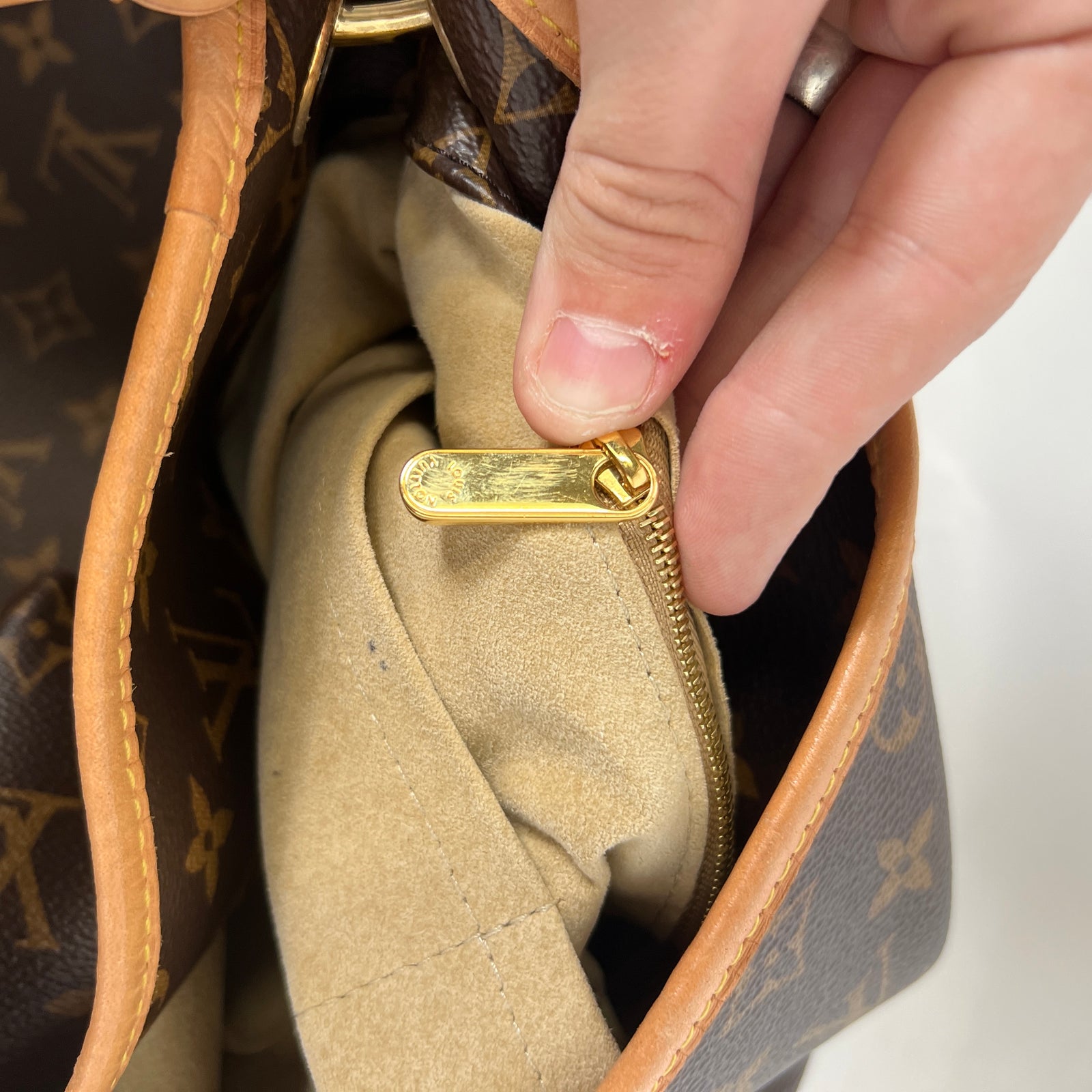 Louis Vuitton Artsy Monogram Purse