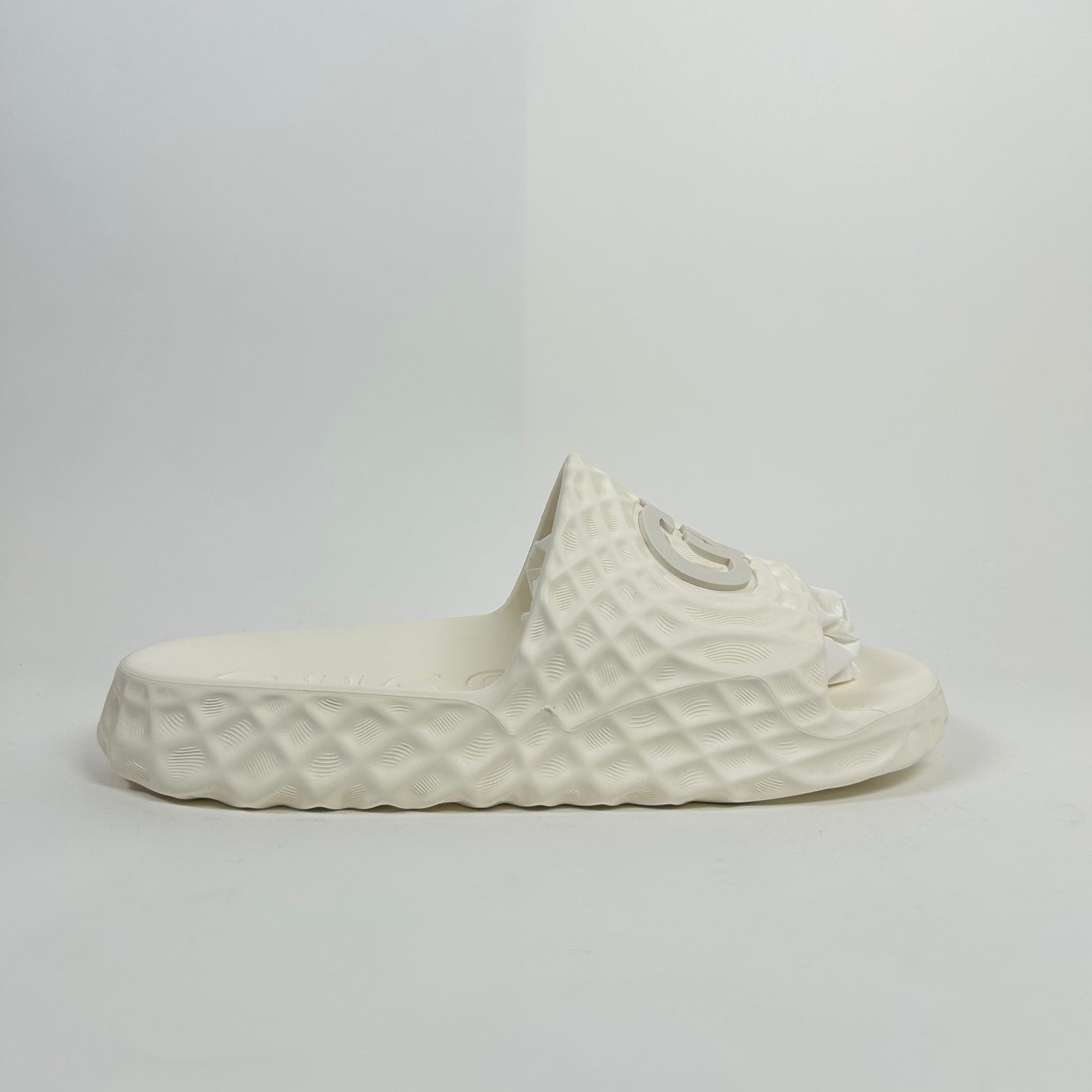 Gucci White Interlocking G Ripple Slides Size GG 10