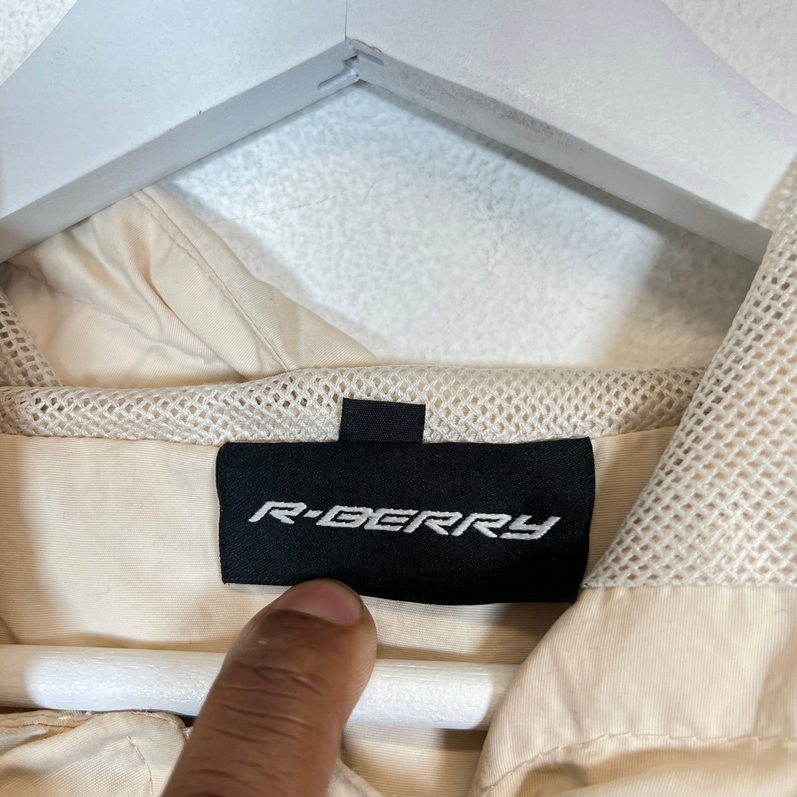 GV Gallery Raspberry Hills Cream Windbreaker Size L