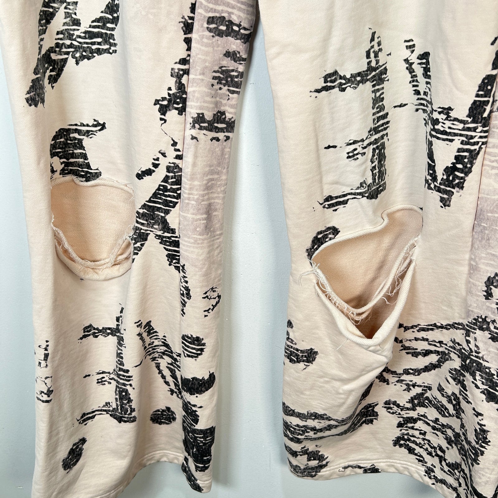 Vertabrae Graffiti Ivory Logo Sweatpants Size XL