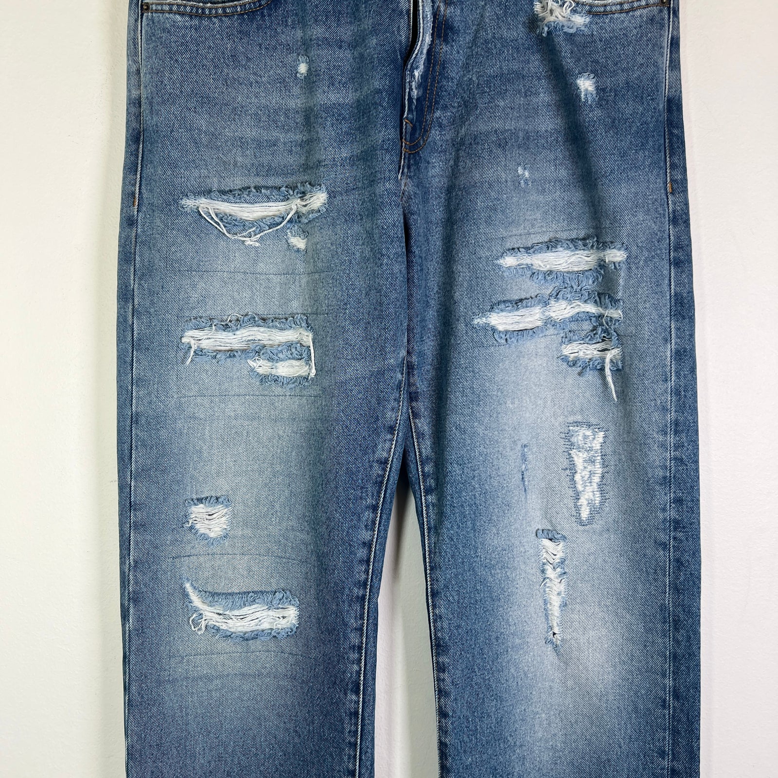 424 Lightwash Distressed Straight Leg Jeans