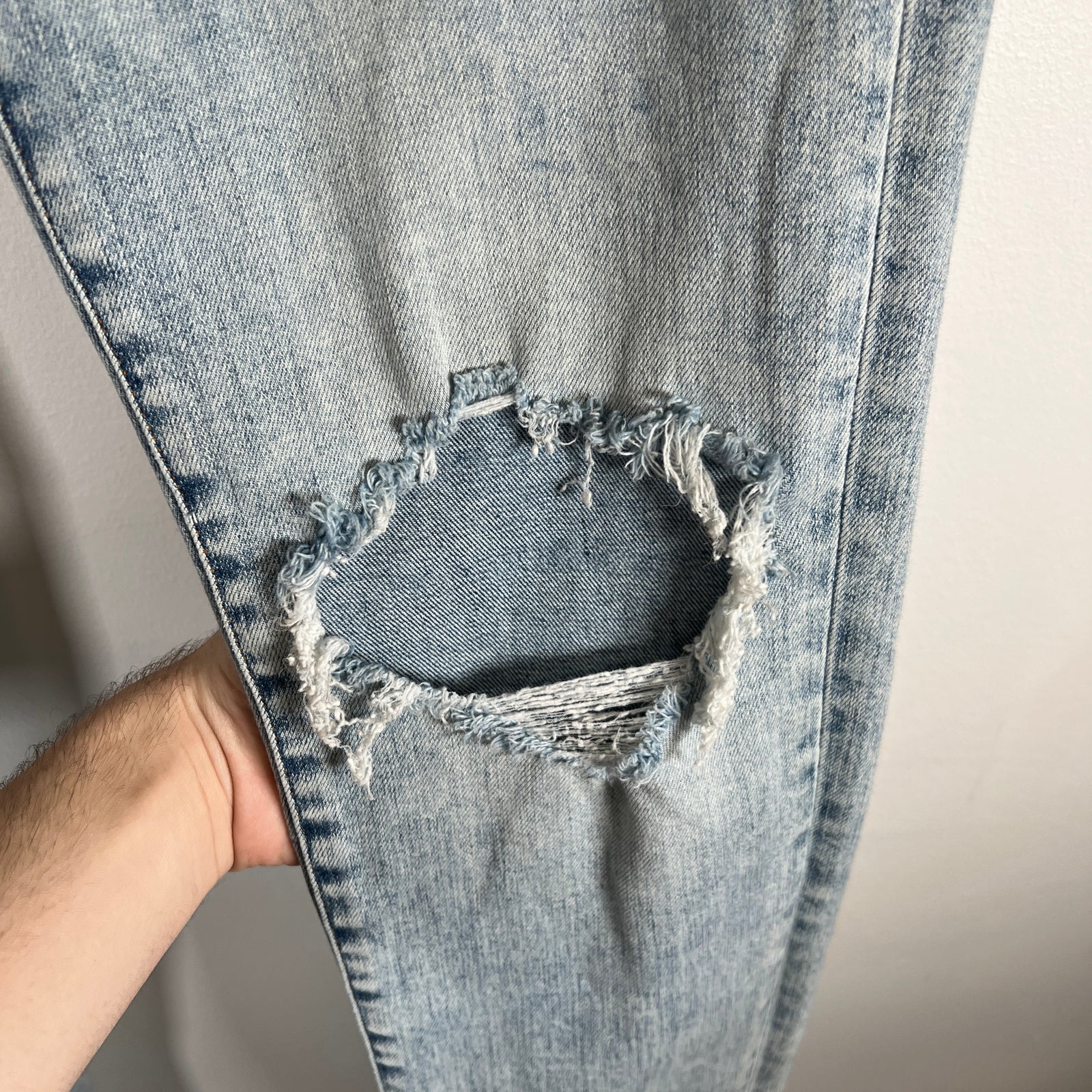 Amiri Lightwash Knee Hole Size 33