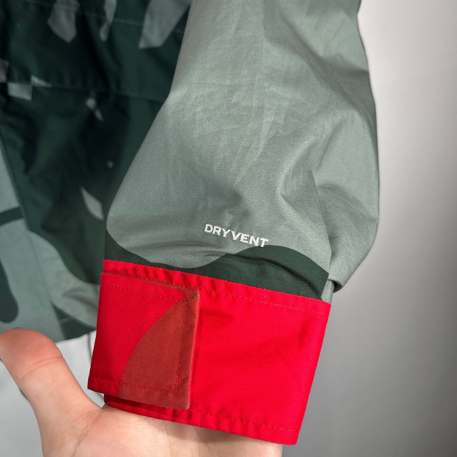 Kaws x The North Face Retro 1986 Mountain Jacket Green Size L