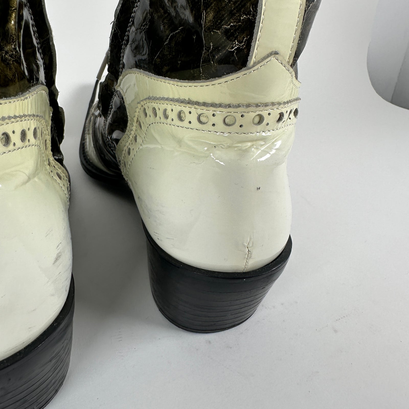5351 Pour Les Hommes Cut-Out White Patent Leather Pointed Boots Size 7