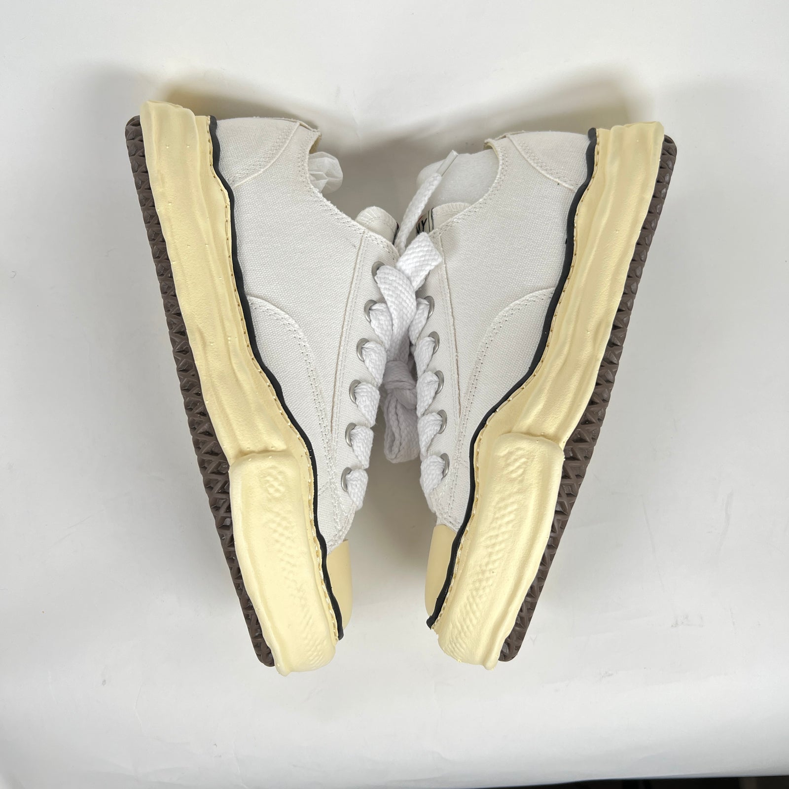Mihara Yashiro White Low Top Size 41