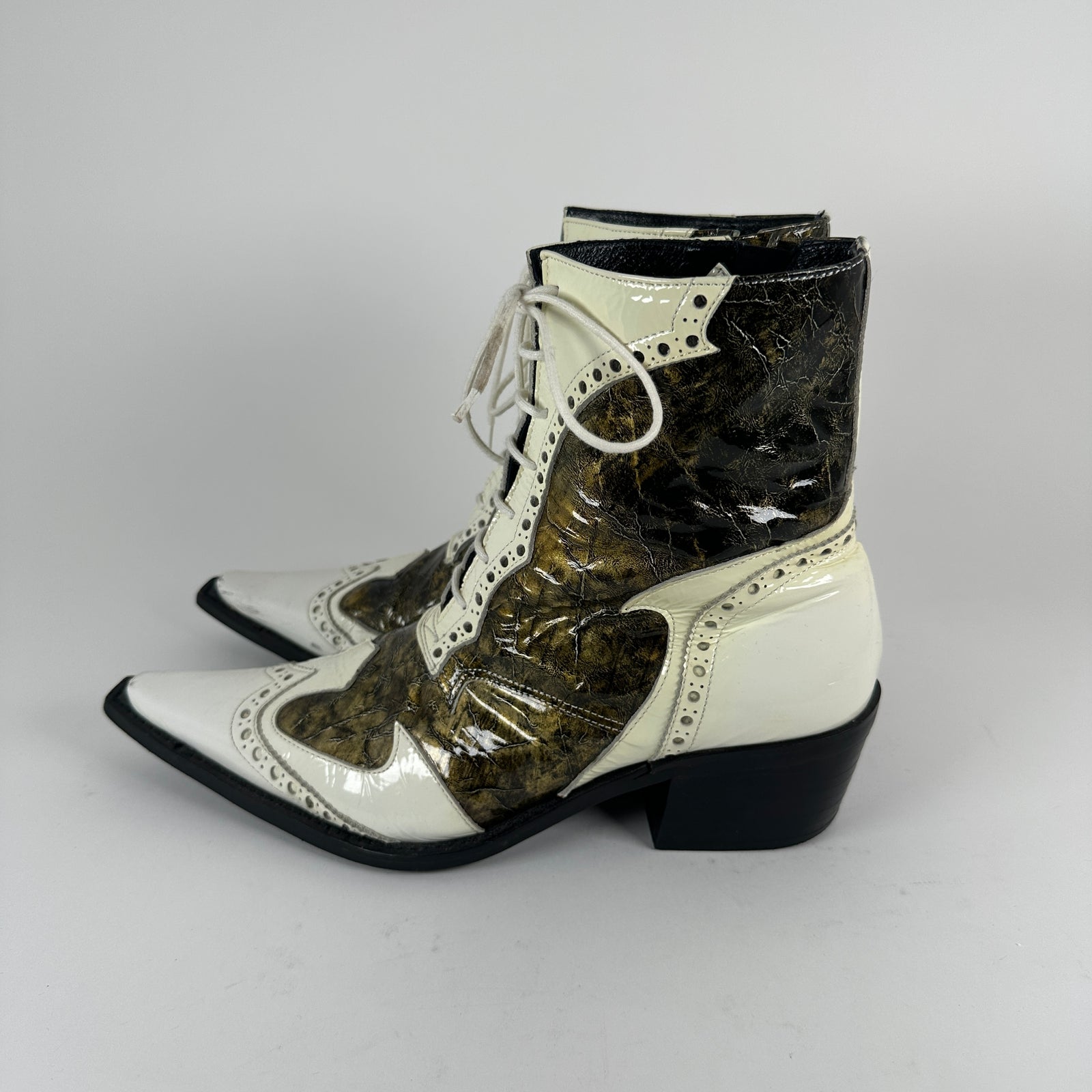 5351 Pour Les Hommes Cut-Out White Patent Leather Pointed Boots Size 7