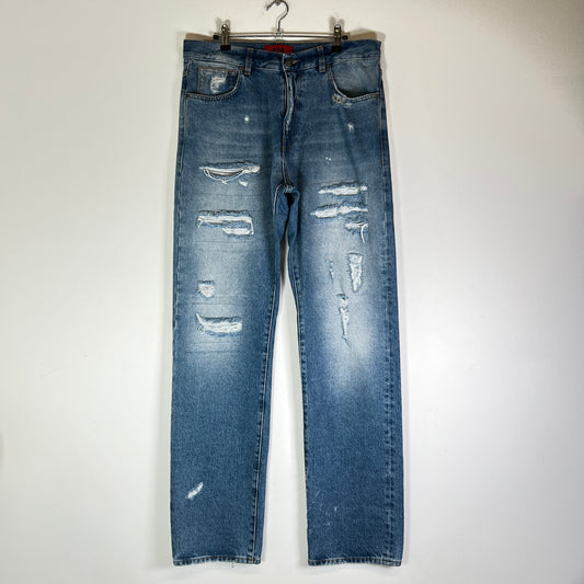 424 Lightwash Distressed Straight Leg Jeans