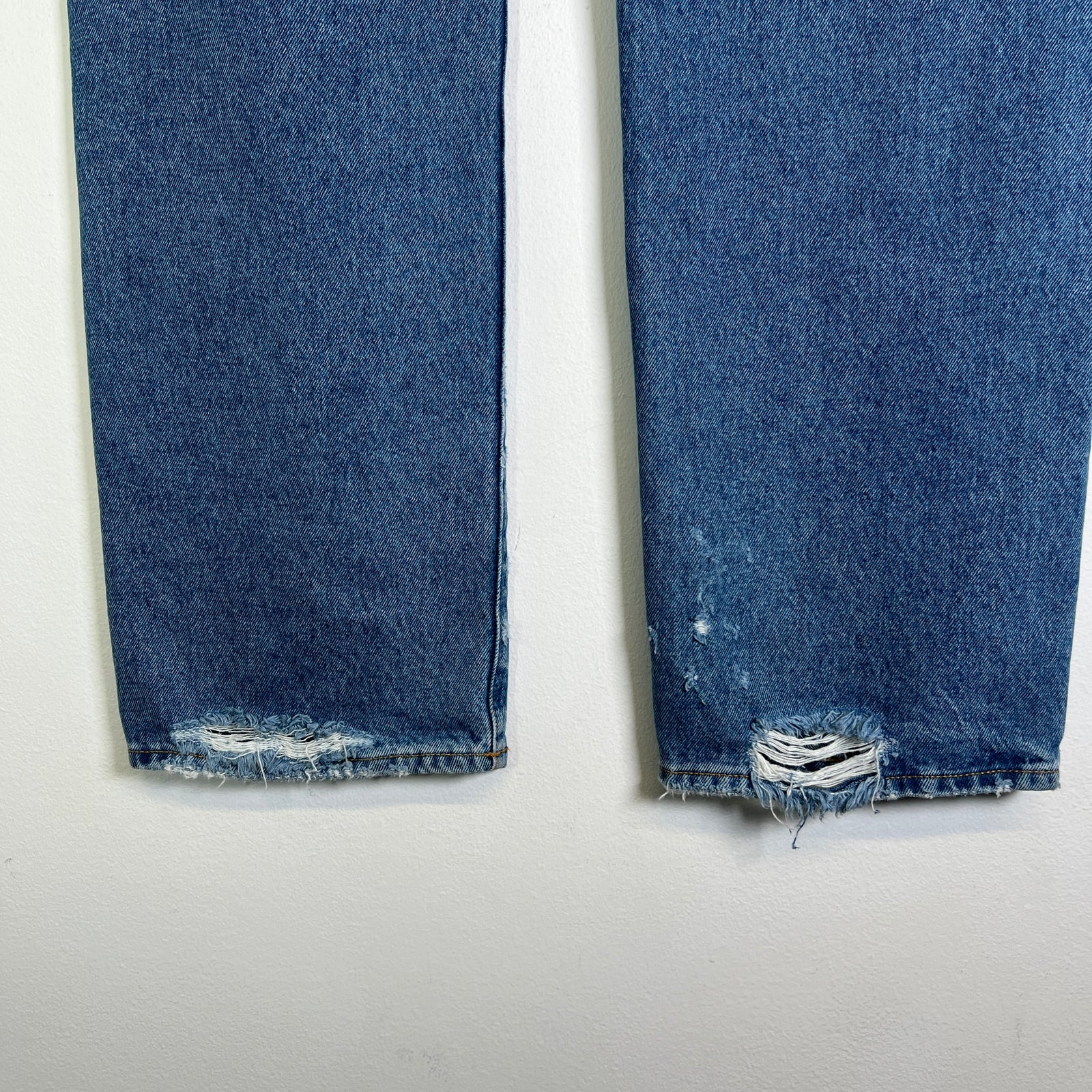 424 Lightwash Distressed Straight Leg Jeans