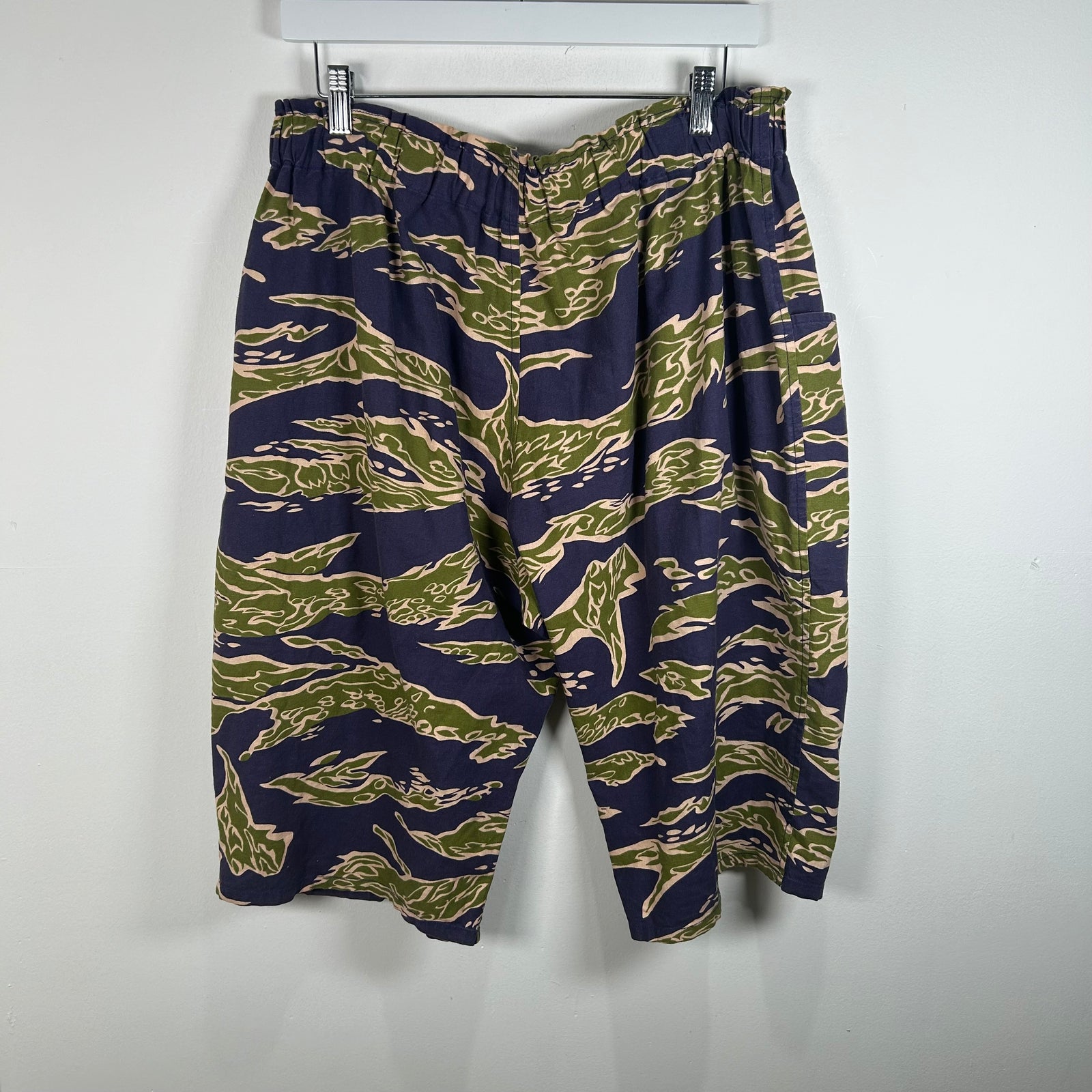South2 West8 Camo Shorts Size L