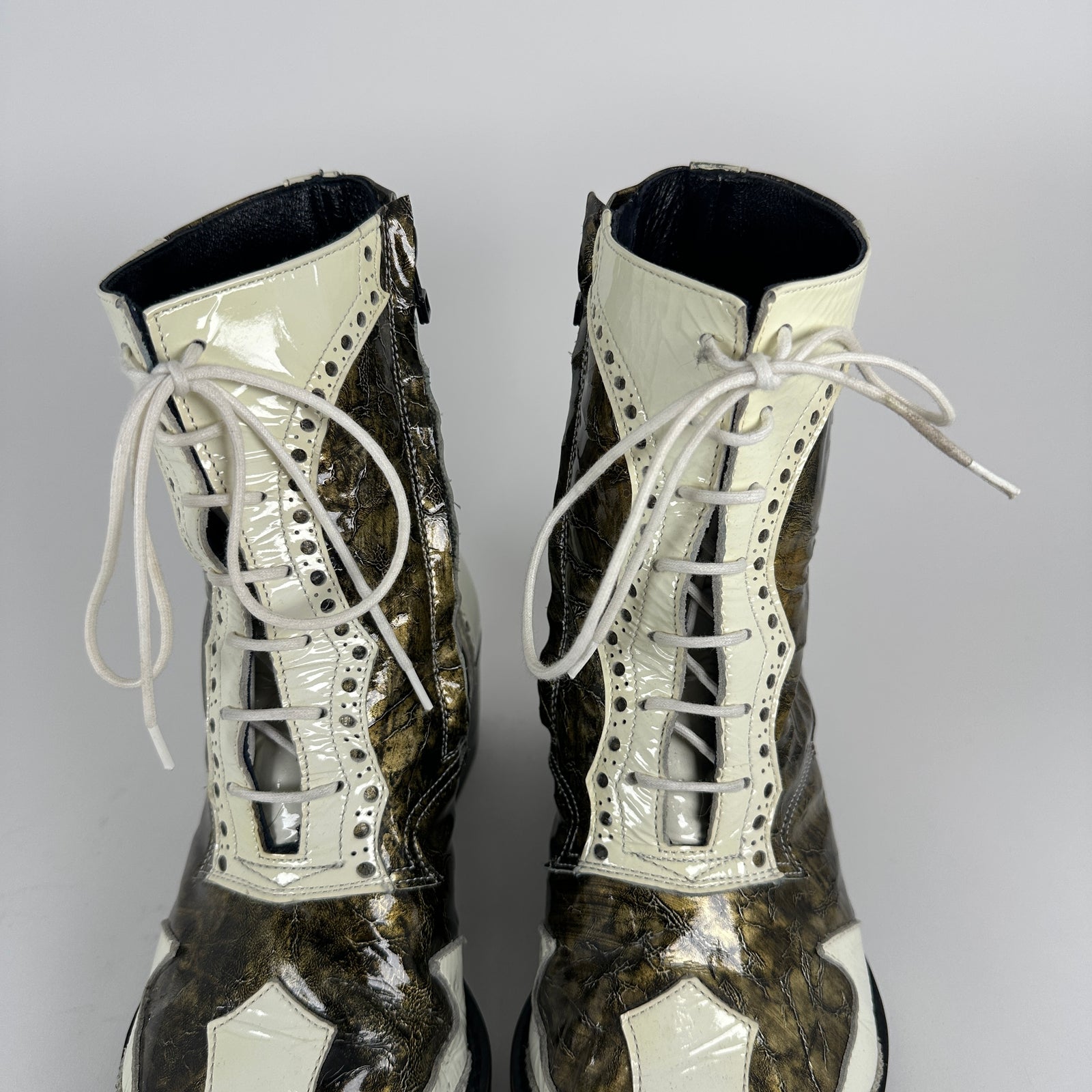 5351 Pour Les Hommes Cut-Out White Patent Leather Pointed Boots Size 7