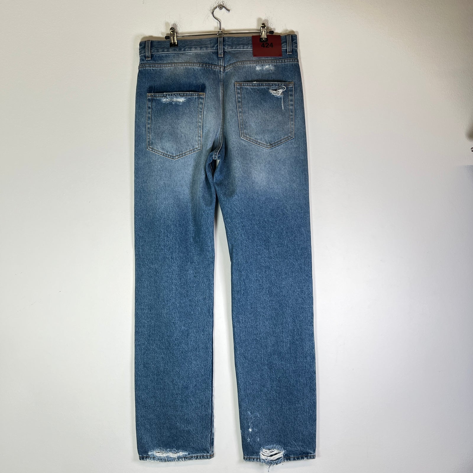424 Lightwash Distressed Straight Leg Jeans