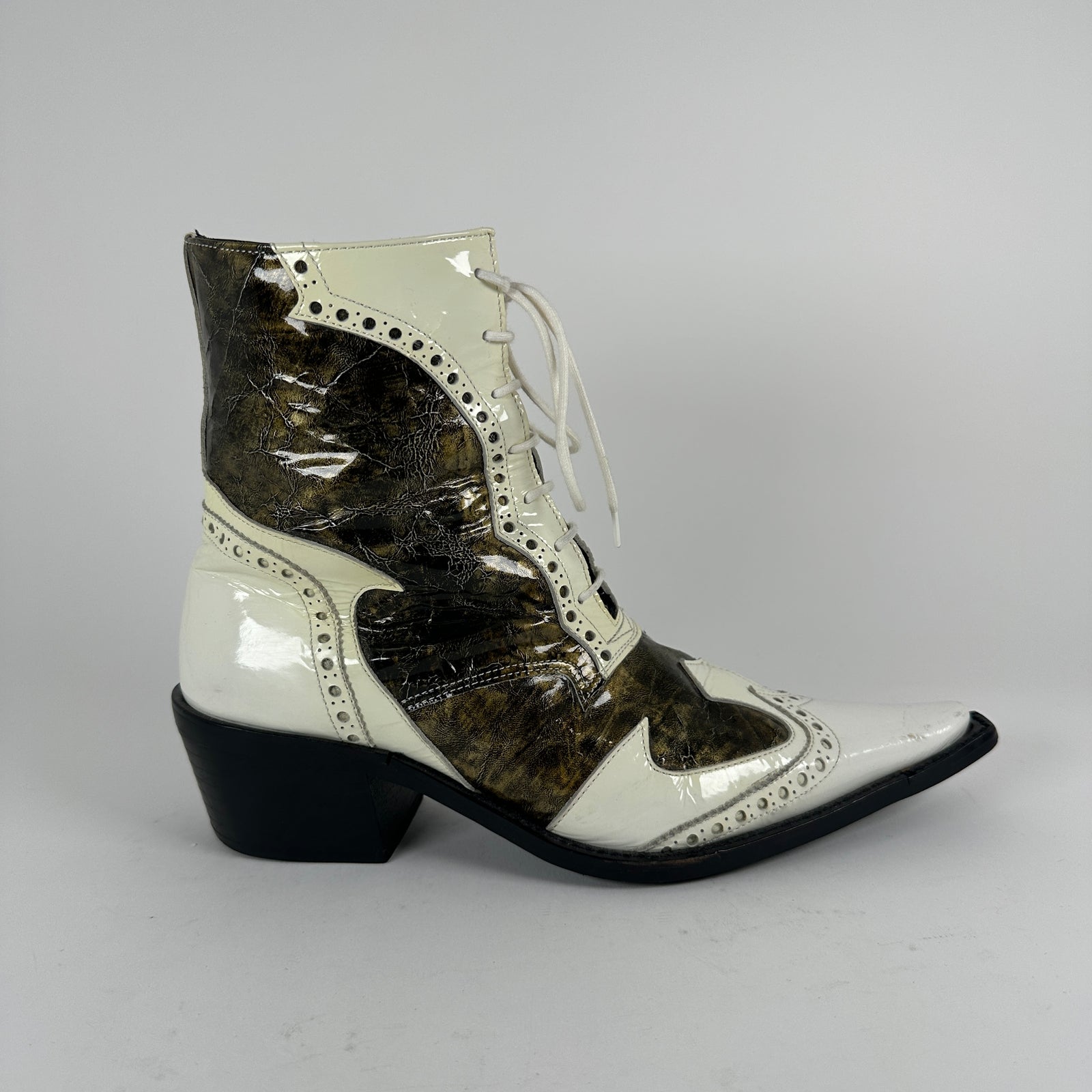 5351 Pour Les Hommes Cut-Out White Patent Leather Pointed Boots Size 7