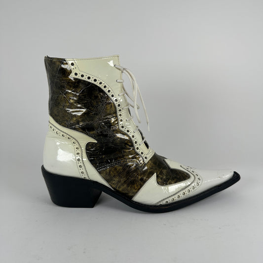 5351 Pour Les Hommes Cut-Out White Patent Leather Pointed Boots Size 7