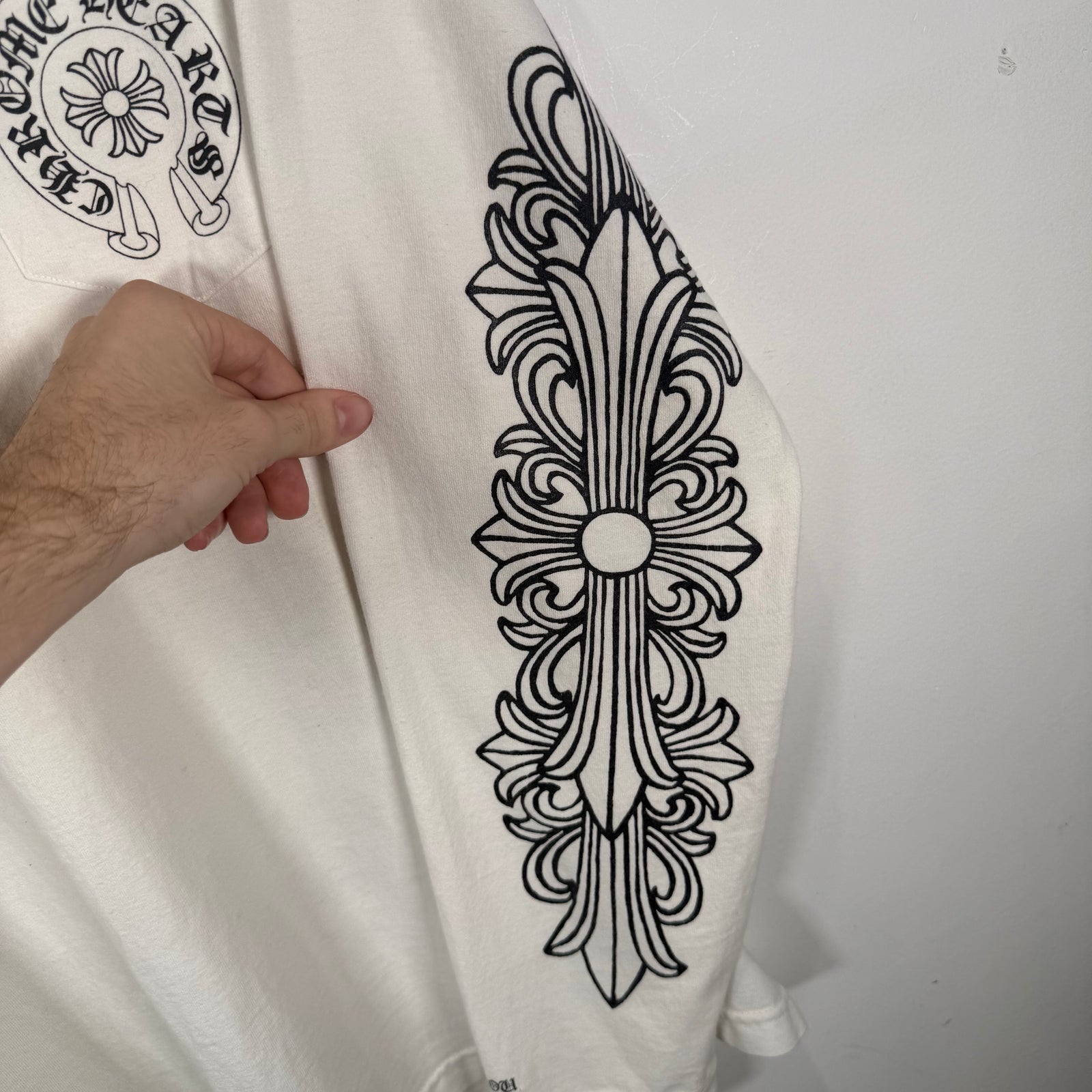 Chrome Las Vegas Horseshoe Floral Graphic White Longsleeve Size L