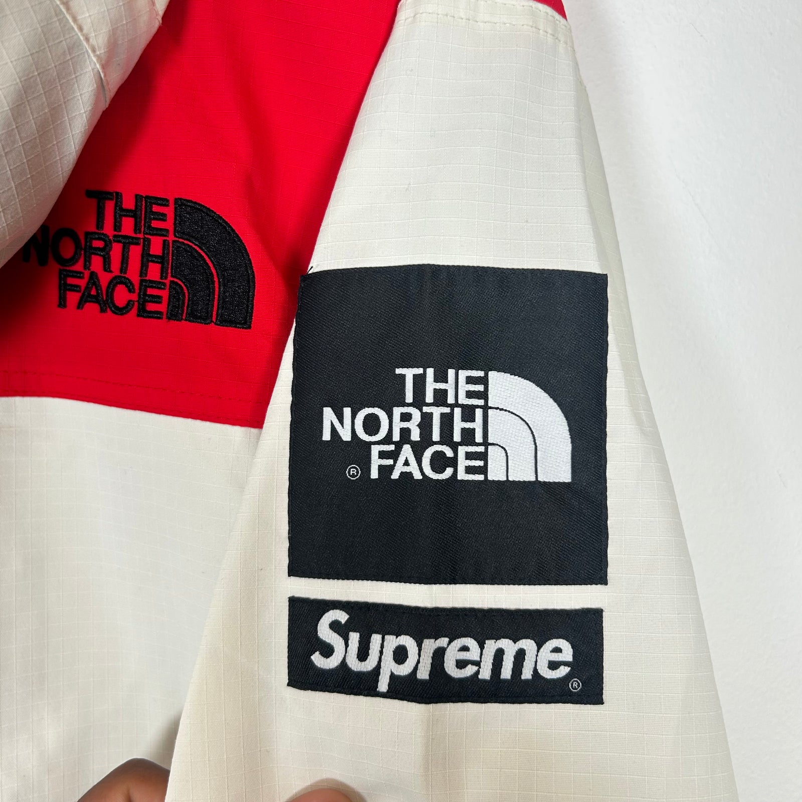 Supreme x TNF FW18 Red/Cream Expedition Jacket Size M