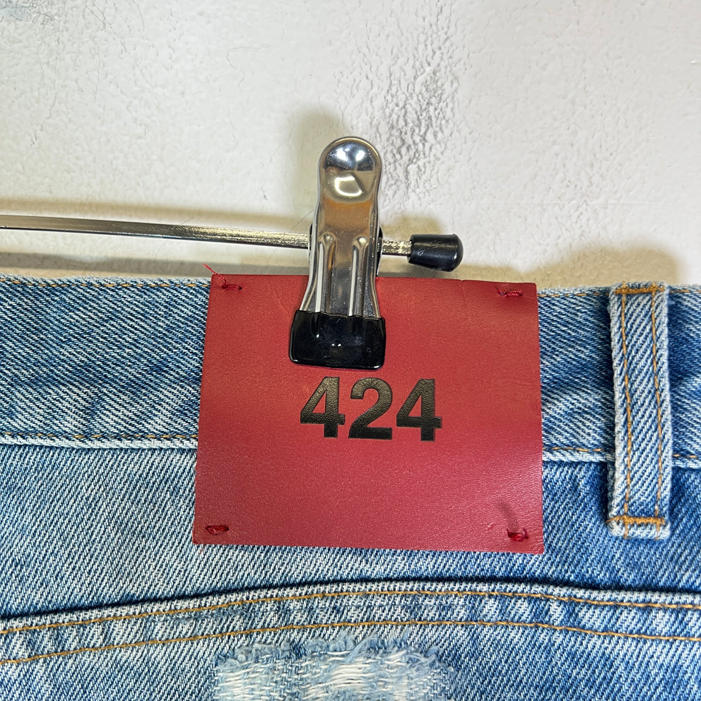 424 Lightwash Distressed Straight Leg Jeans