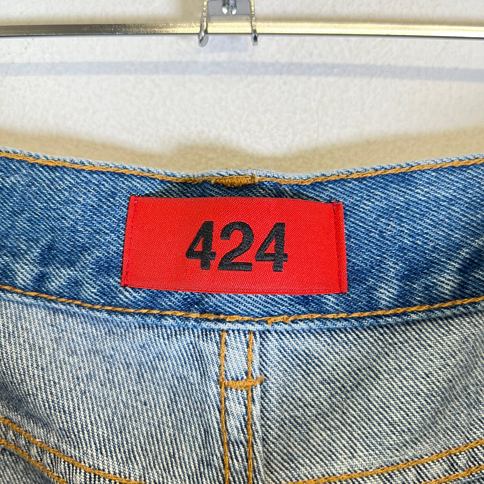 424 Lightwash Distressed Straight Leg Jeans
