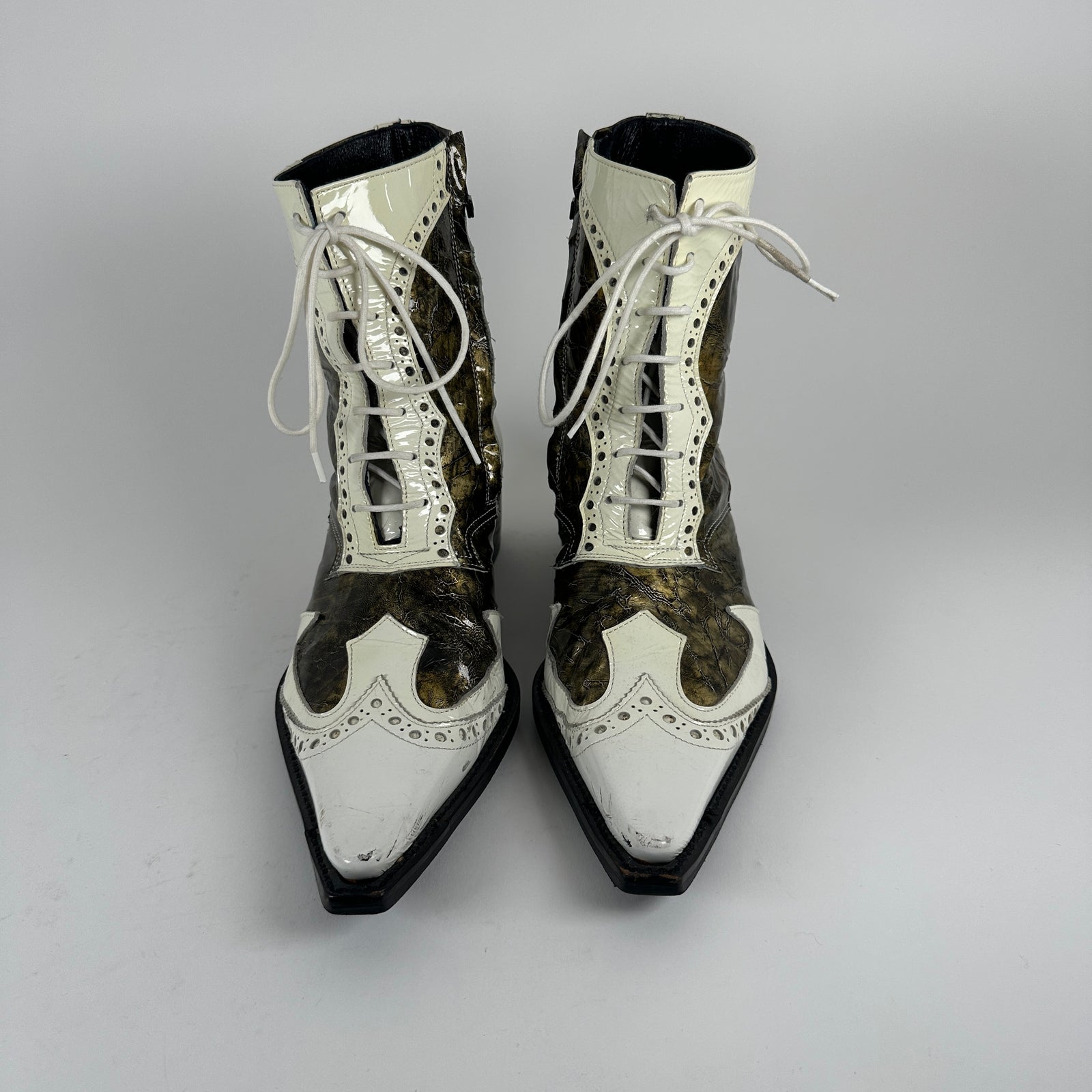 5351 Pour Les Hommes Cut-Out White Patent Leather Pointed Boots Size 7