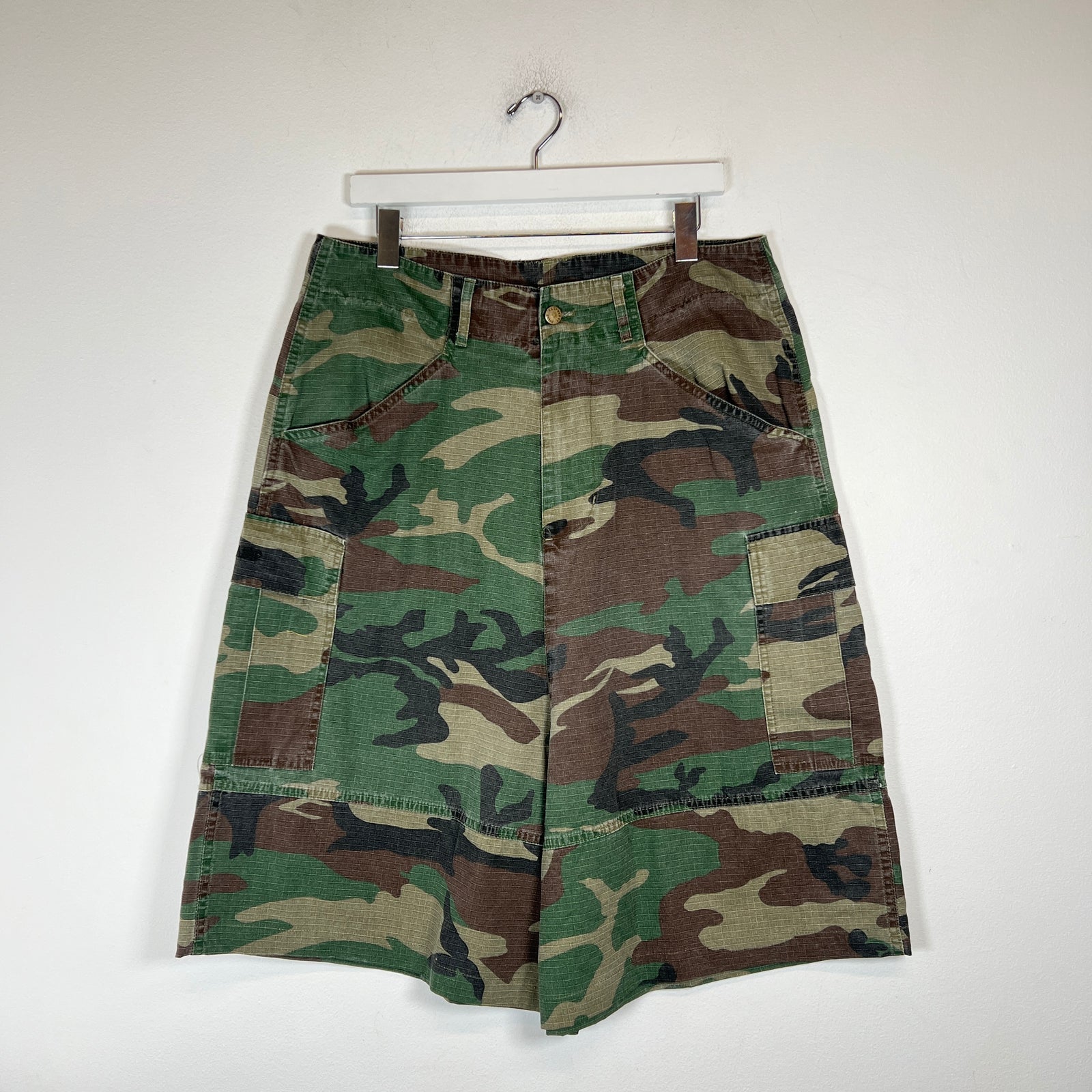 GV Gallery Camo Shorts Size M