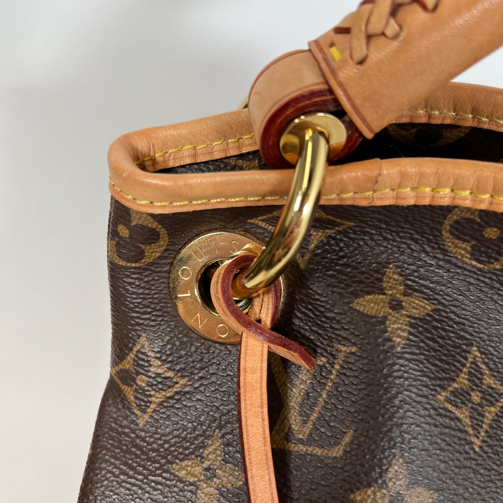 Louis Vuitton Artsy Monogram Purse